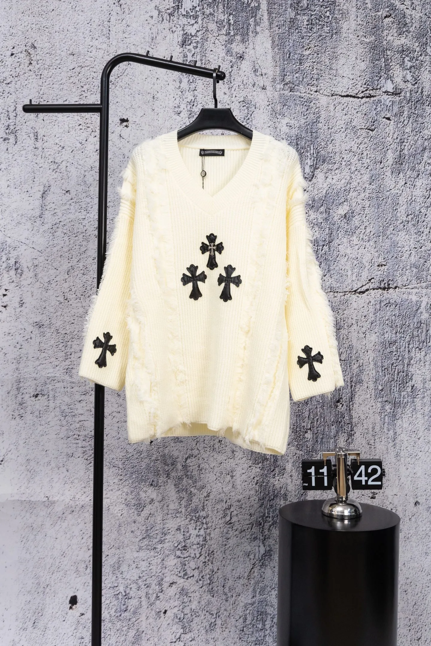 P280 Chrome Hearts CH Chrome Hearts 2026 new style, super heavy-duty Chrome Hearts large sweater with a cross atmosphere, thick stitched round neck patchwork sweater, soft and comfortable fabric, no skin-pricking feeling, loose, comfortable and stylish, warm and high-end to wear, the appearance can easily beat all versions on the market, you will definitely not be able to put it down when you get the real thing, the skin-to-skin feeling is very real! The iconic brand logo decoration on the chest, the pattern is detailed and clear, the craftsmanship is exquisite and perfect, exuding temperament, charm and luxury, and the fashionable atmosphere is overwhelming! A super versatile and durable knitted sweater, the upper body is very fashionable and age-reducing. It is perfect regardless of age or gender. It can be easily controlled by any figure. It is very eye-catching whether worn alone or layered, making you easily become the focus of the crowd! Color: White Size: M L XL